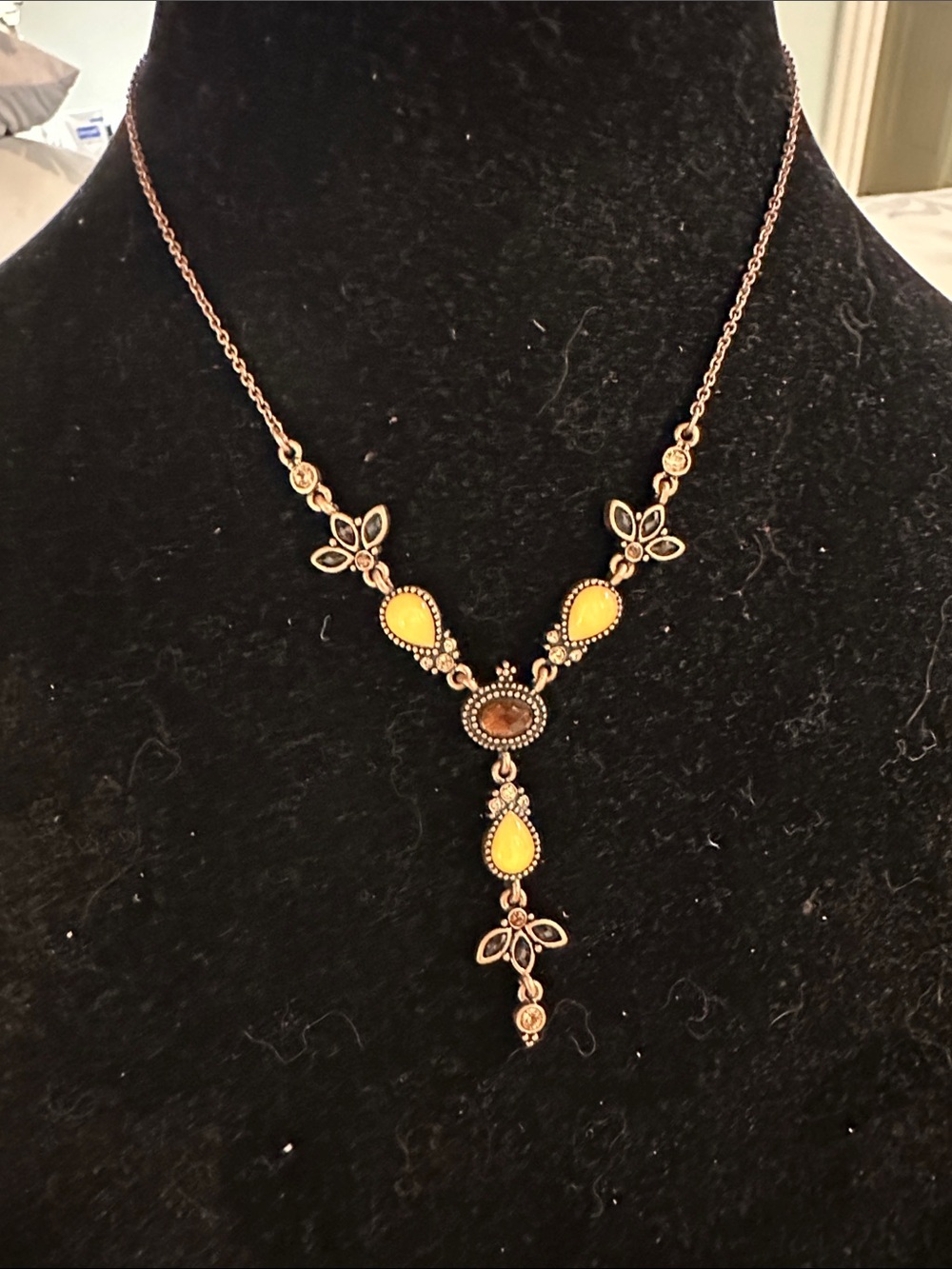 Vintage-Inspired Yellow Teardrop Pendant Necklace